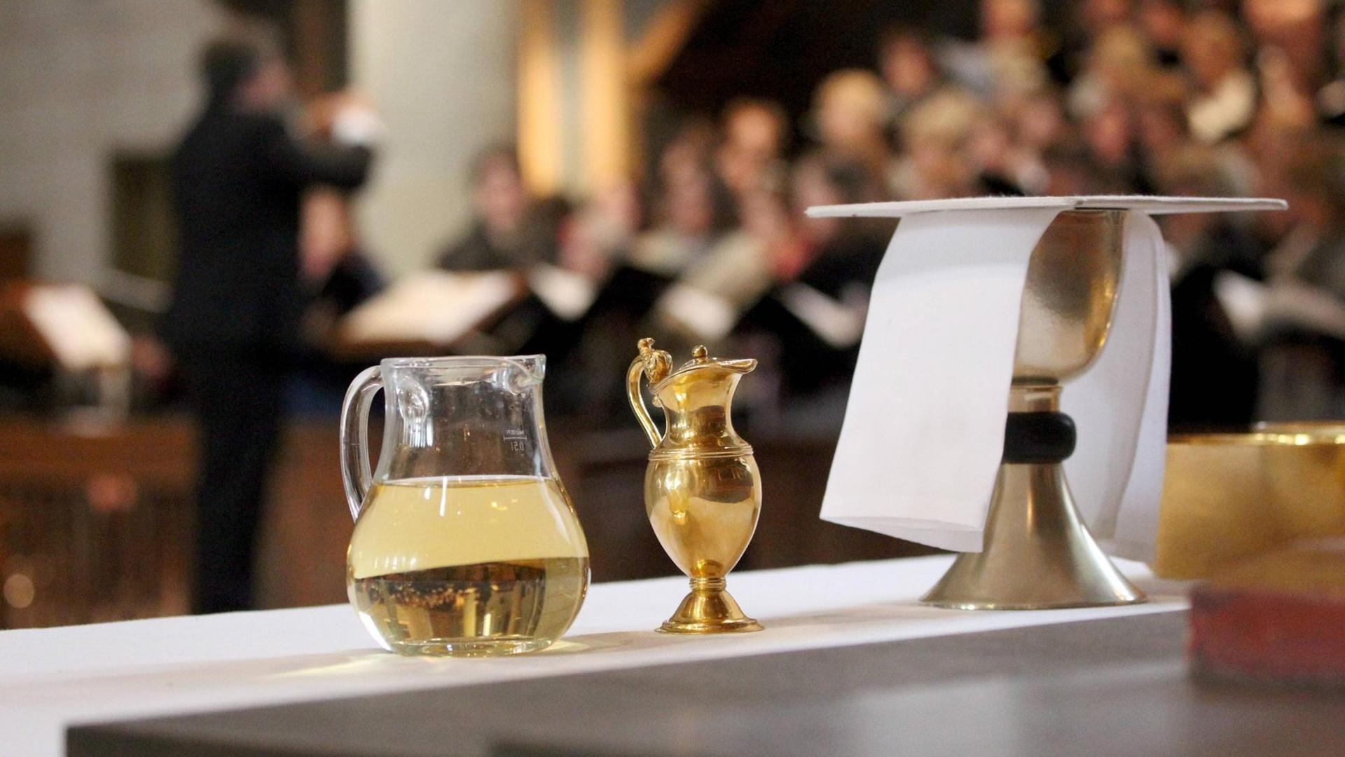 Brot und Wein vor der katholischen Eucharistiefeier im Augsburger Dom