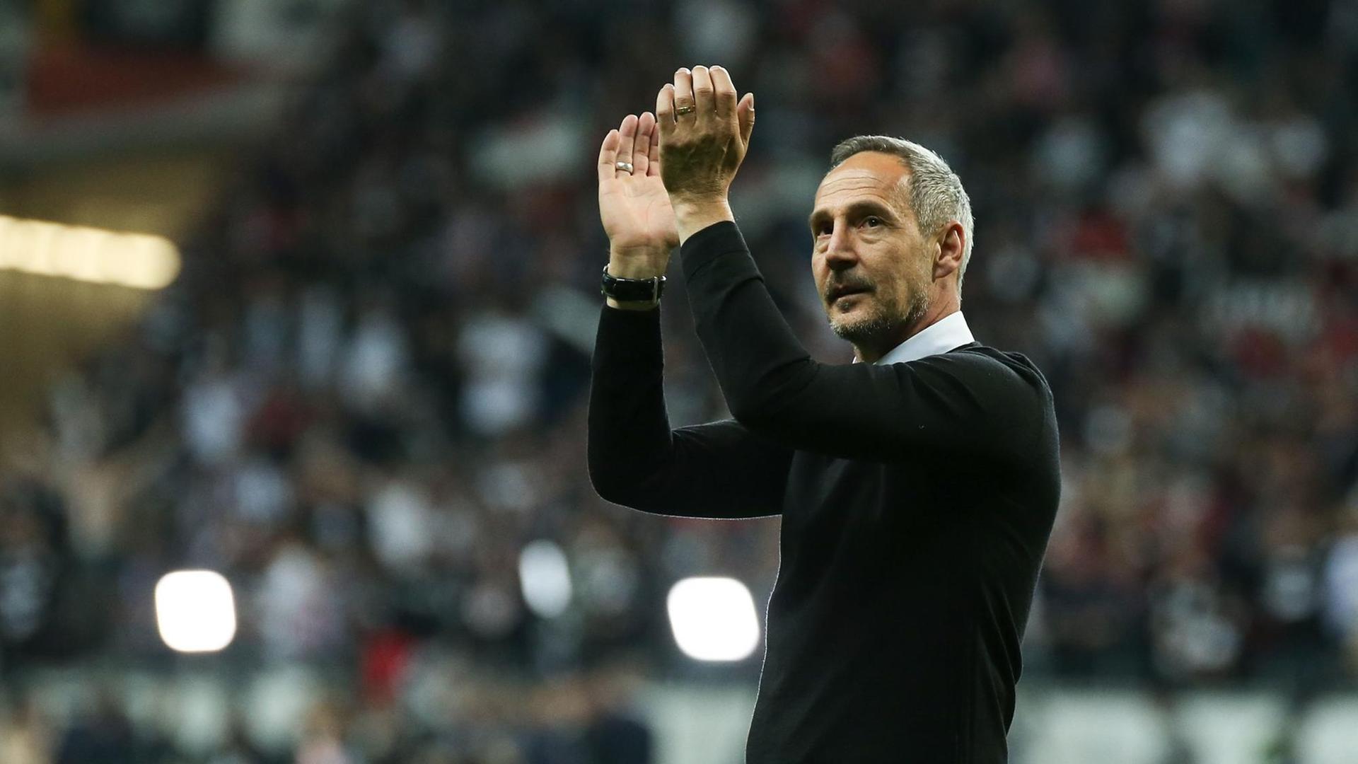 Eintracht-Trainer Adi Hütter bedankt sich bei den Fans nach dem Sieg gegen Benfica Lissabon.