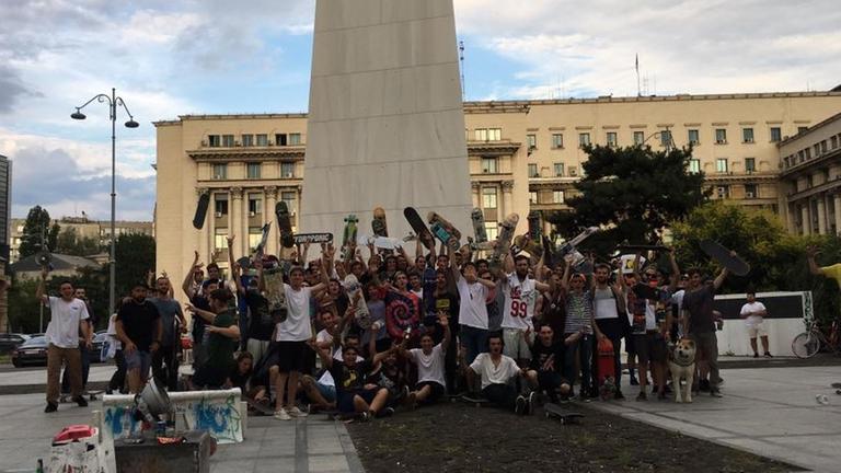 Eine Gruppe von Skateboarder. Sie sind Teilnehmer des  "GoSkateboarding Day" in Bukarest.