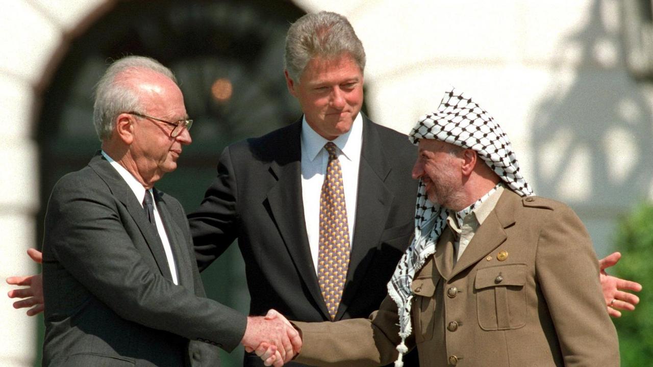 Historischer Händedruck unter der Aufsicht von Bill Clinton: Jitzchak Rabin (l.) und Jassir Arafat 1993