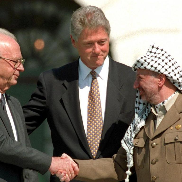 Historischer Händedruck unter der Aufsicht von Bill Clinton: Jitzchak Rabin (l.) und Jassir Arafat 1993