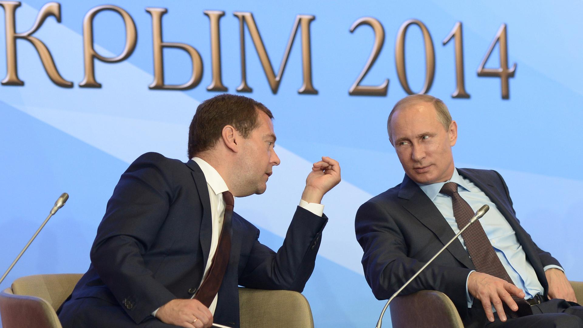 Dmitri Medwedew und Wladimir Putin im Gespräch miteinander.