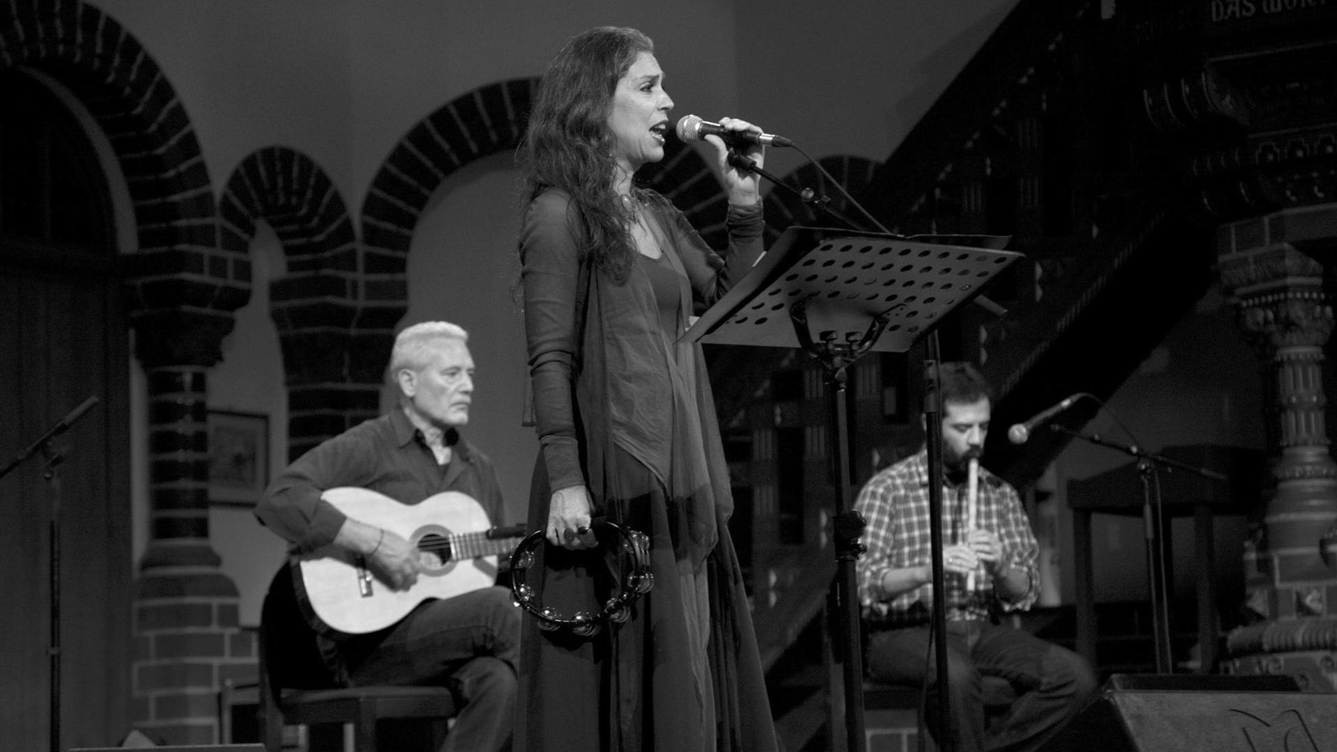 Schwarz-Weiß-Bild von Savina Yannatou beim Konzert mit Musikern von Primavera en Salonico