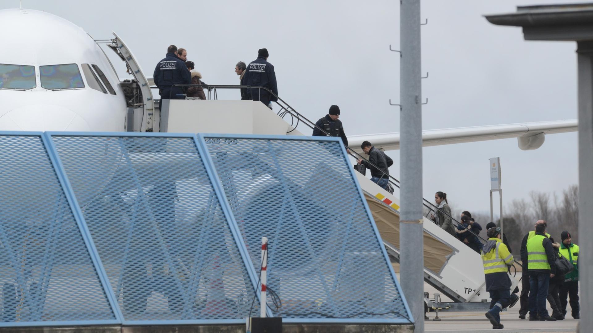 Abgelehnte Asylbewerber steigen im Februar in Baden-Württemberg in ein Flugzeug