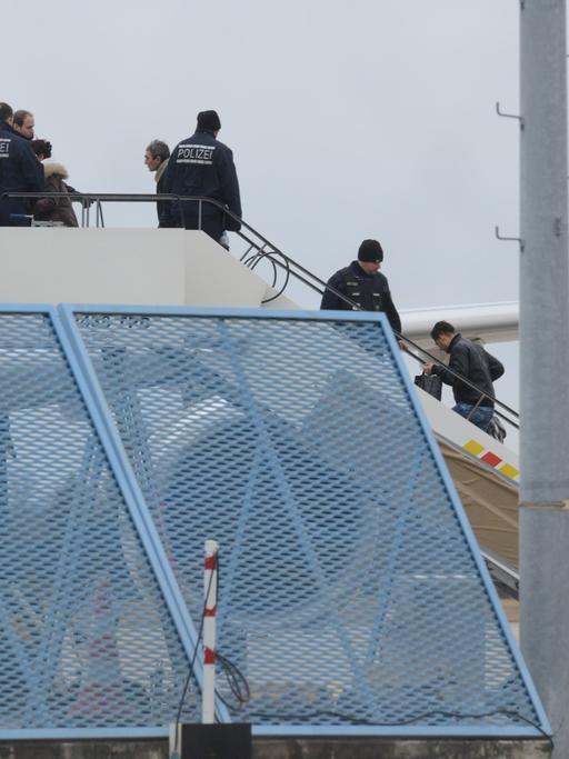 Abgelehnte Asylbewerber steigen im Februar in Baden-Württemberg in ein Flugzeug