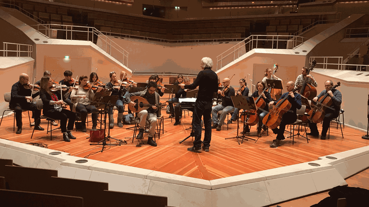 Die Kammersymphonie Berlin mit dem Dirigenten Jürgen Bruns und dem Ud-Spieler Maher Mahmoud