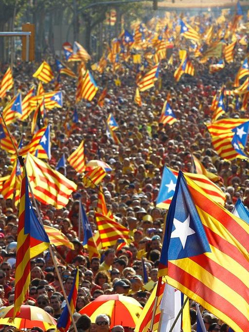 Demonstration von Unabhängigkeitsbefürwortern mit vielen katalonischen Fahnen.
