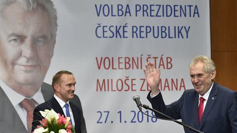 Der russlandfreundliche Präsident Zeman bleibt für weitere fünf Jahre im Amt: Am 27. Januar 2018 zeigt er sich mit seinen Unterstützern nach dem Sieg der Präsidentenwahl in einem Hotel in Prag.