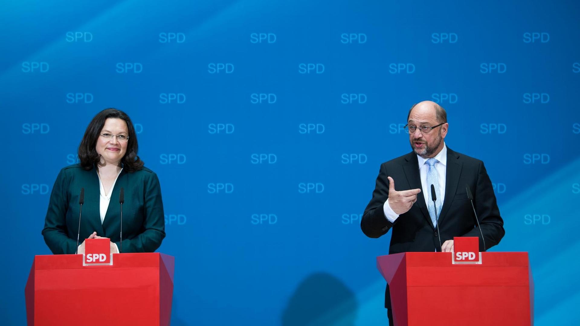 Martin Schulz (r), Kanzlerkandidat und Vorsitzender der Sozialdemokratischen Partei Deutschlands (SPD), und Bundesarbeitsministerin Andrea Nahles (SPD) stellen am 07.06.2017 bei einer Pressekonferenz in der SPD-Parteizentrale in Berlin das zukünftige sozialdemokratische Rentenkonzept vor.