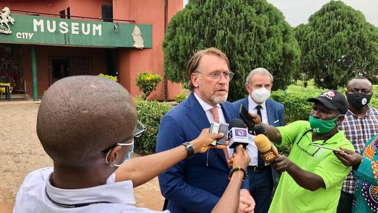Andreas Görgen, Chef der Kulturabteilung des Auswärtigen Amtes, und Hermann Parzinger, Präsident der Stiftung Preußischer Kulturbesitz, werden vor einem Museum in Nigeria von der Presse interviewt.