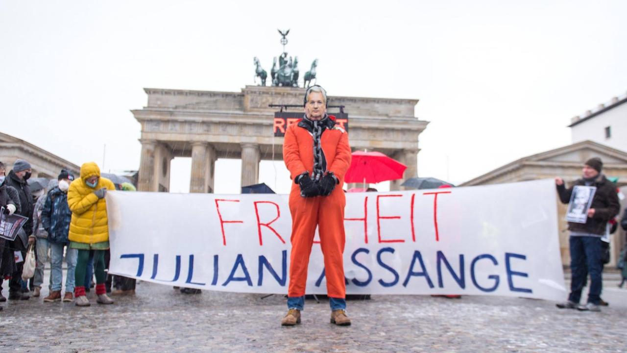 Im Bild sind Eindrücke vom Protest für die Freilassung Julian Assange Gründer WikiLeaks, Journalist auf dem Pariser Platz vor dem Brandenburger Tor zu sehen.