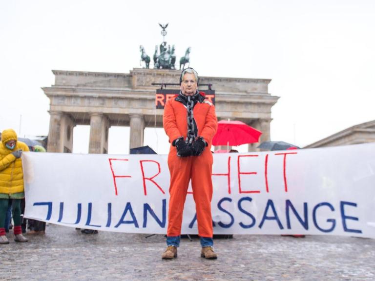 Im Bild sind Eindrücke vom Protest für die Freilassung Julian Assange Gründer WikiLeaks, Journalist auf dem Pariser Platz vor dem Brandenburger Tor zu sehen.