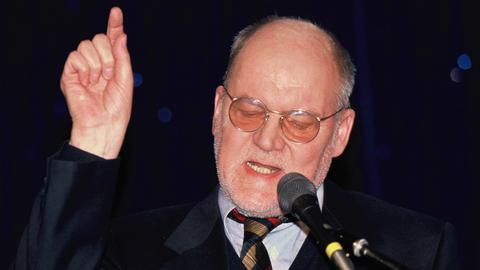 Der Kabarettist Hanns Dieter Hüsch bei einem Auftritt ca.1995.
