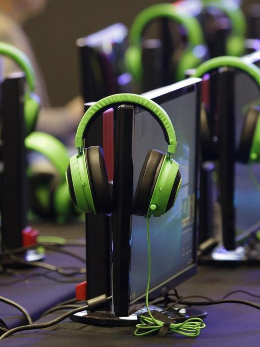 In this Thursday, Aug. 29, 2019 photo, headphones are placed on top of computer screens as it awaits esport (electronic sport) players who will participate in the qualifying rounds for the first Philippine esport team in metropolitan Manila, Philippines. Esports, a form of competition using video games, will be making its debut as a medal sport at the 30th South East Asian Games in the country which starts November this year. (AP Photo/Aaron Favila) |