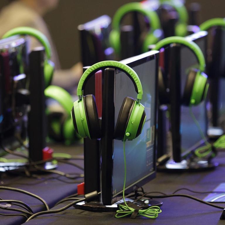 In this Thursday, Aug. 29, 2019 photo, headphones are placed on top of computer screens as it awaits esport (electronic sport) players who will participate in the qualifying rounds for the first Philippine esport team in metropolitan Manila, Philippines. Esports, a form of competition using video games, will be making its debut as a medal sport at the 30th South East Asian Games in the country which starts November this year. (AP Photo/Aaron Favila) |