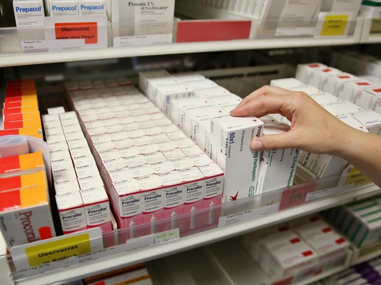 Eine pharmazeutisch-kaufmännische Assistentin stellt Medikamente für die Stationen in der Krankenhausapotheke am Universitätsklinikum Leipzig (Sachsen) bereit.