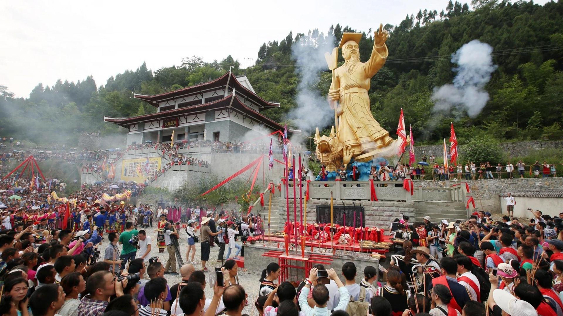 Menschen der Autonomen Region Beichuan Qiang feiern den Geburtstag des legänderen Kaisers Yu der Große, welcher dem Mythos nach das Wasser nach der Großen Flut zurückgedrängt haben soll und als Begründer der Xia-Dynastie gilt