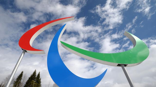 Das ist das Zeichen der Paralympischen Spiele. Es zeigt drei halbkreise in Rot, Blau und Grün.