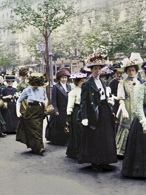 Demonstration für das Frauenwahlrecht am 12. Mai 1912 in Berlin, digital koloriertes Foto der Gebrüder Haeckel