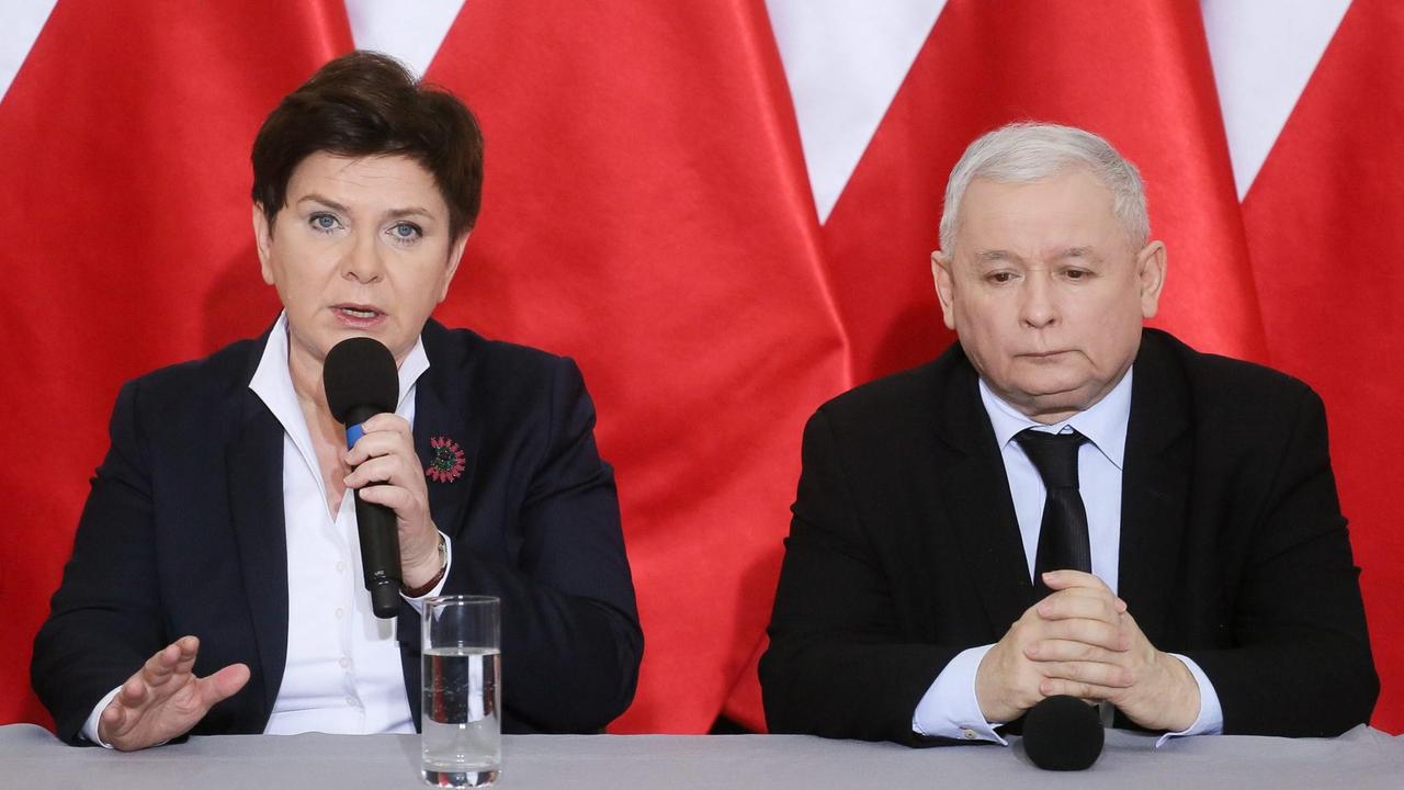 Jaroslaw Kaczynski und Beata Szydlo von Polens Regierungspartei PiS während einer Pressekonferenz.