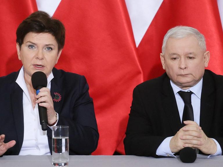 Jaroslaw Kaczynski und Beata Szydlo von Polens Regierungspartei PiS während einer Pressekonferenz.