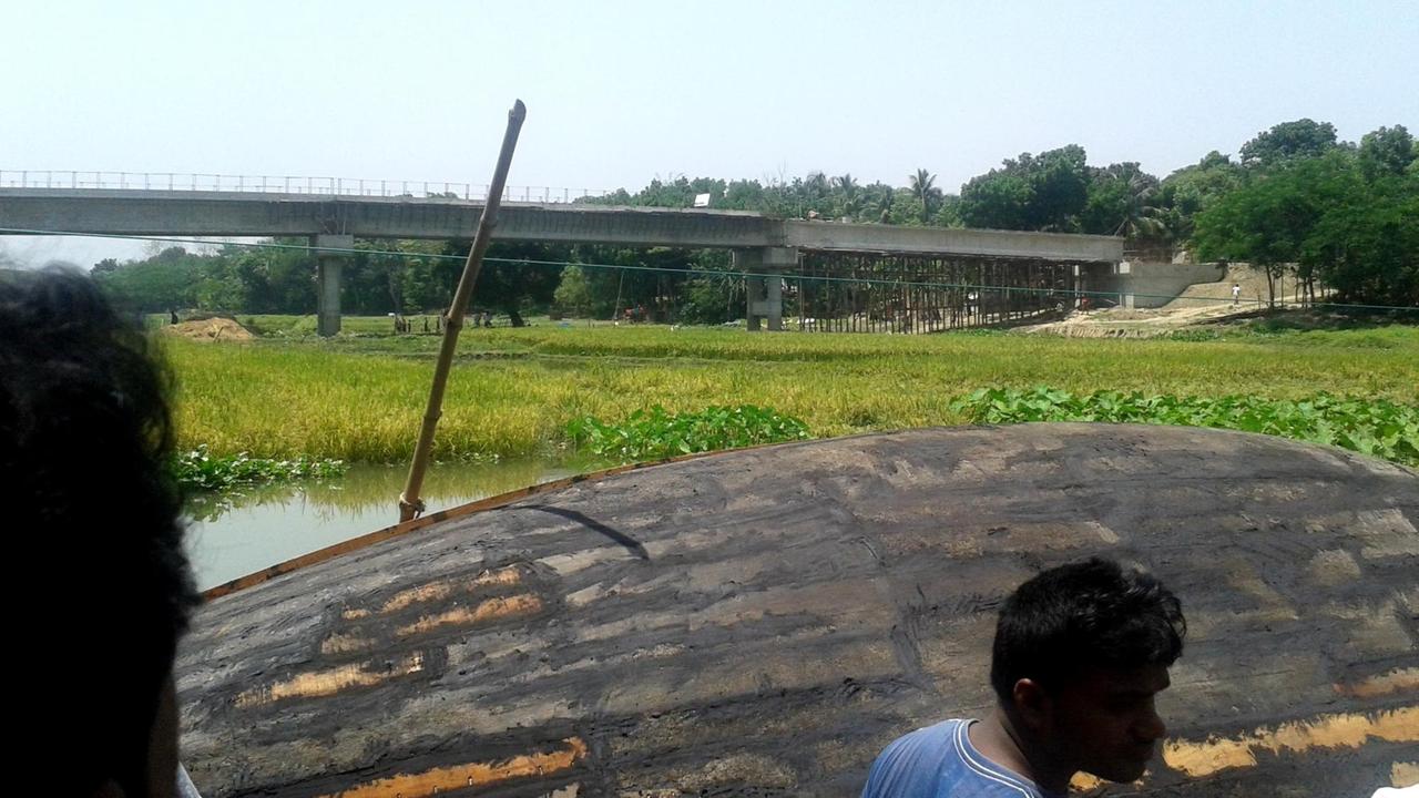 Die neue Beton-Brücke über dem Chitra River.