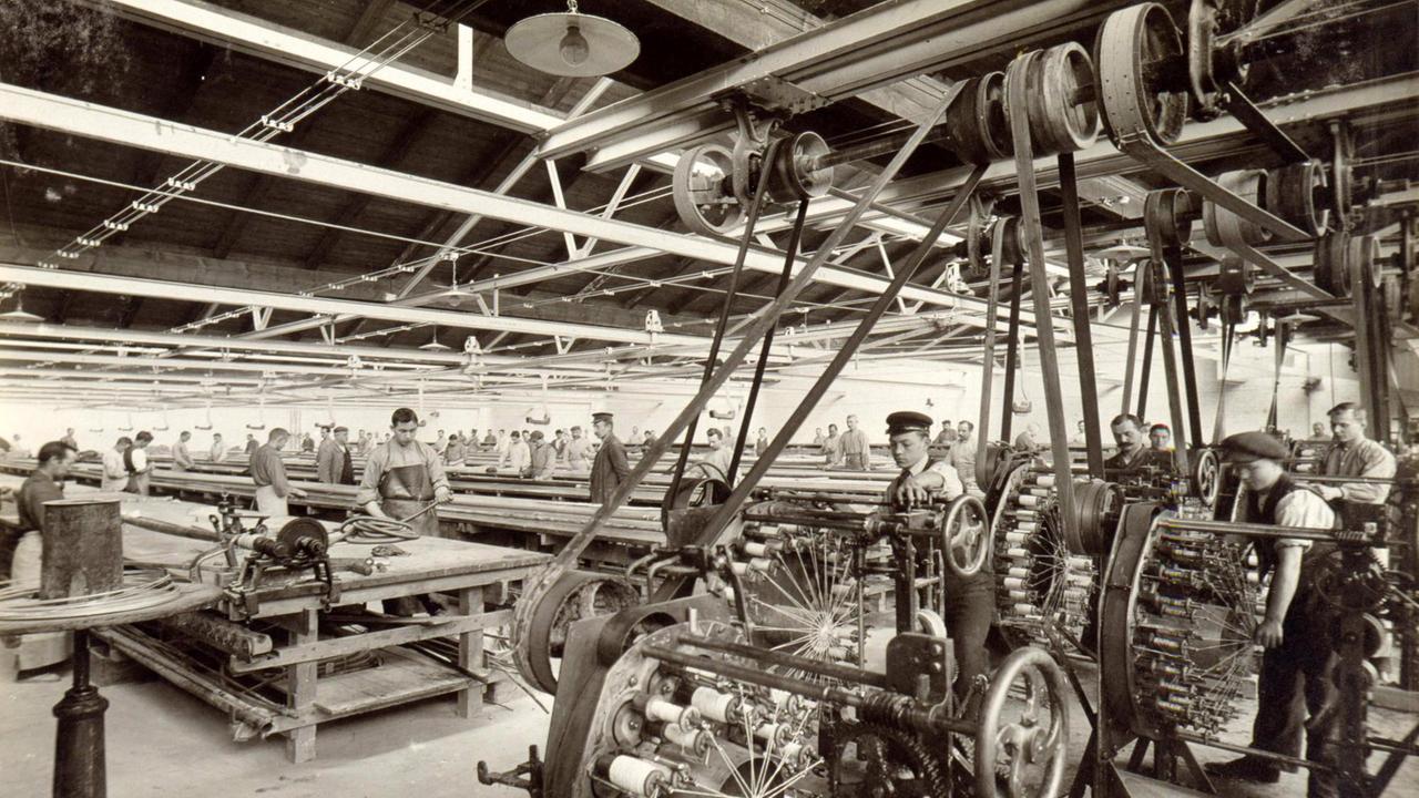 Historische Aufnahme: Arbeiter im Maschinenraum der Phoenix AG im Jahr 1912