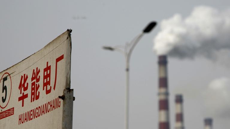 Qualm kommt aus den Schornsteinen eines Kohlekraftwerks in Dezhou in der ostchinesischen Provinz Shandong.