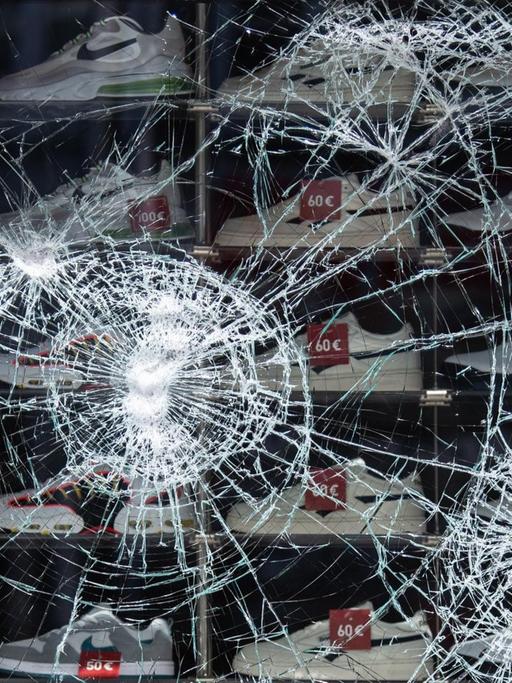 Ein beschädigtes Schaufenster eines Bekleidungsgeschäfts nach den schweren Ausschreitungen in Stuttgart.
