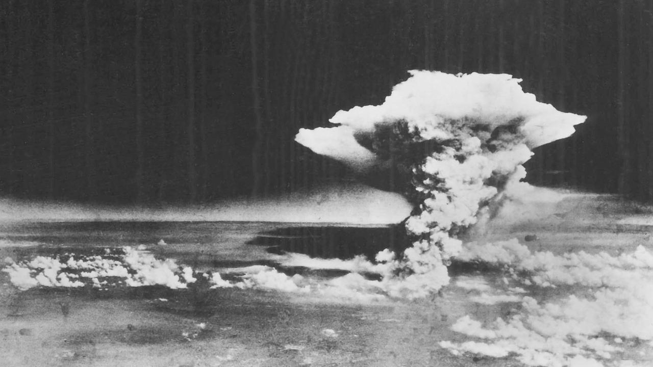 Eine Luftaufnahme (schwarz-weiß) vom 6. August 1945 zeigt einen Atompilz über Hiroshima.