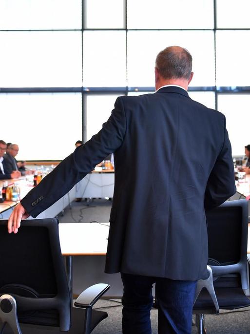 Ein Zeuge steht zu Beginn der Sitzung des zweiten NSU-Untersuchungsausschusses im Thüringer Landtag. 