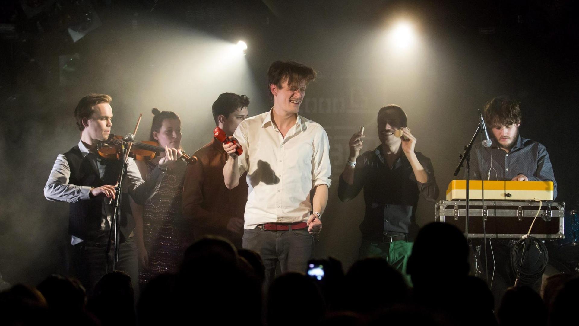 Violinist Peter Broderick, Sängerin Katinka Fogh Vindelev, Bassgitarrist Rasmus Stolberg, Sänger Casper Clausen, Schlagzeuger Tatu Ronkko und Keyboarder Mads Brauer (v. l. n. r.) der dänischen Band Efterklang bei einem Konzert in Budapest am 1. Dezember 2012.