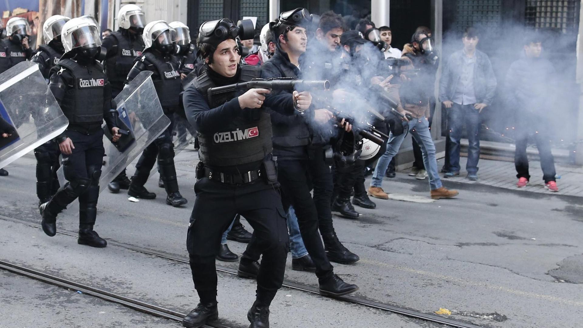 Türkische Polizisten während einer Demonstration, die sich gegen die Militär-Operation der türkischen Armee richtet
