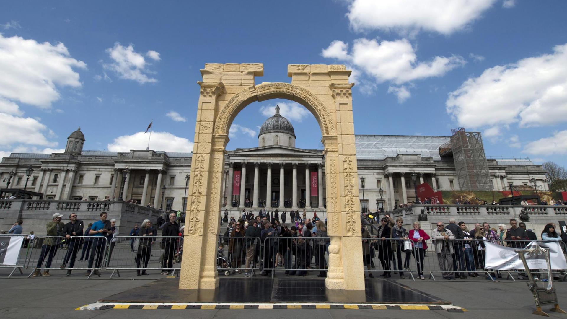 Zu sehen ist der Nach-Bau des Triumph-Bogens in London. Zu sehen ist der Nach-Bau des Triumph-Bogens in London.