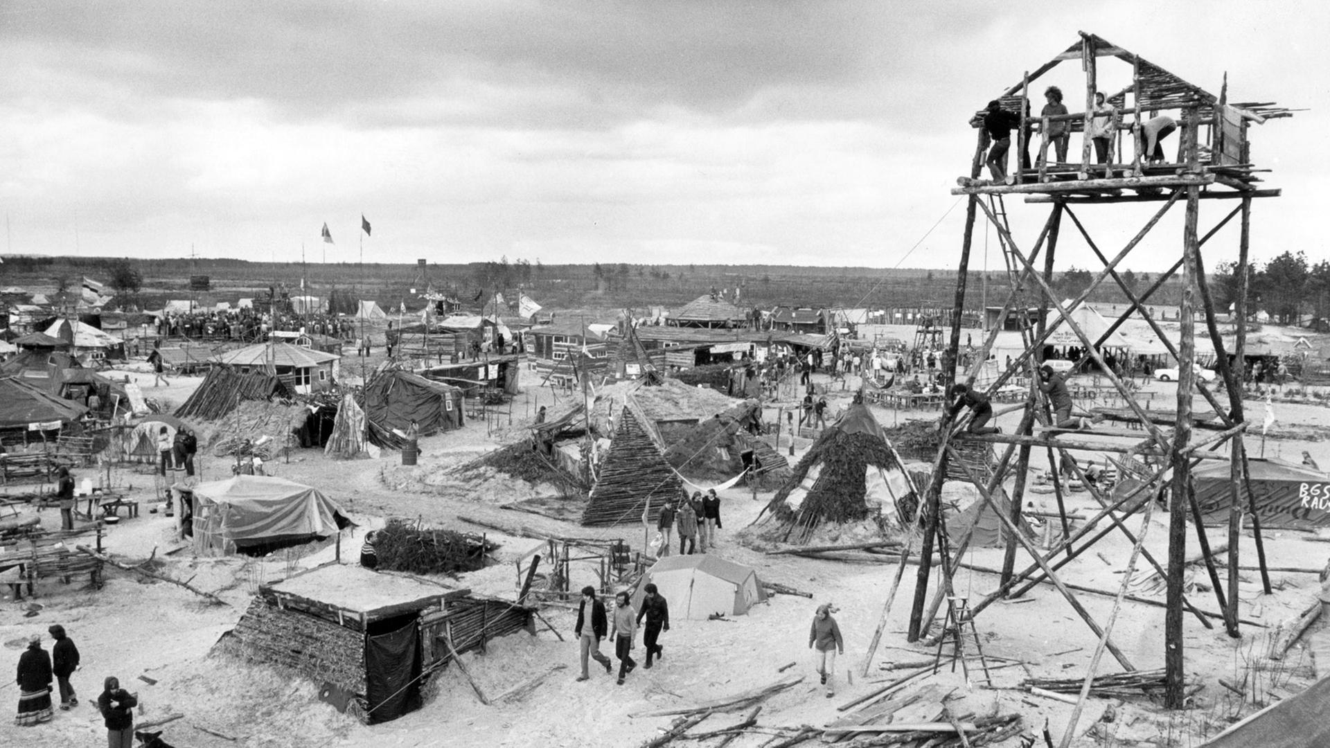 Blick über das Hüttendorf "Freie Republik Wendland" im Mai 1980. Auf dem von Atomkraftgegnern besetzten Gelände bei Gorleben in Niedersachsen sollten später Probebohrungen zum Erkunden und Lagern von Atommüll beginnen. Das Hüttendorf wurde im Sommer desselben Jahres schließlich gewaltsam geräumt.
