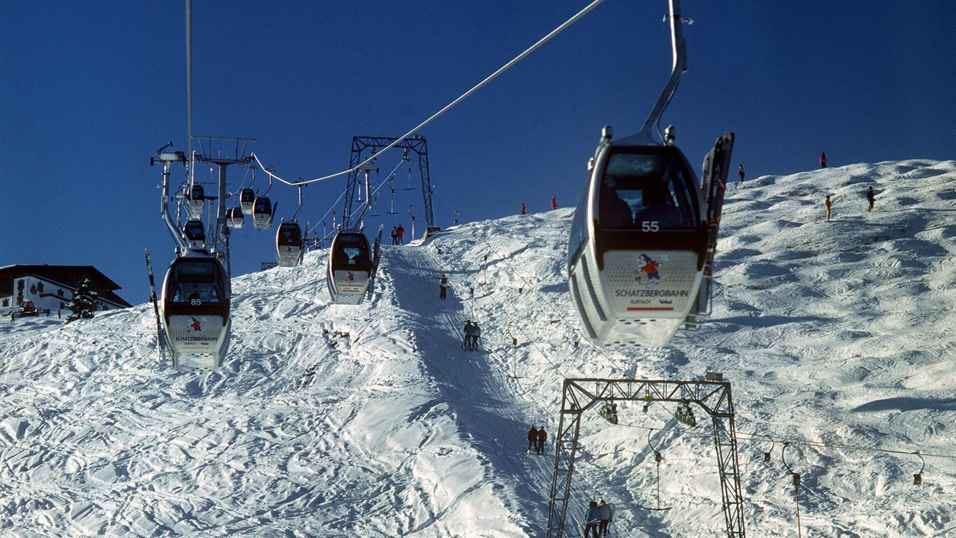 Blick auf die Kabinen der längsten Einseilumlaufbahn bei Wildschönau in Tirol, aufgenommen 1986.