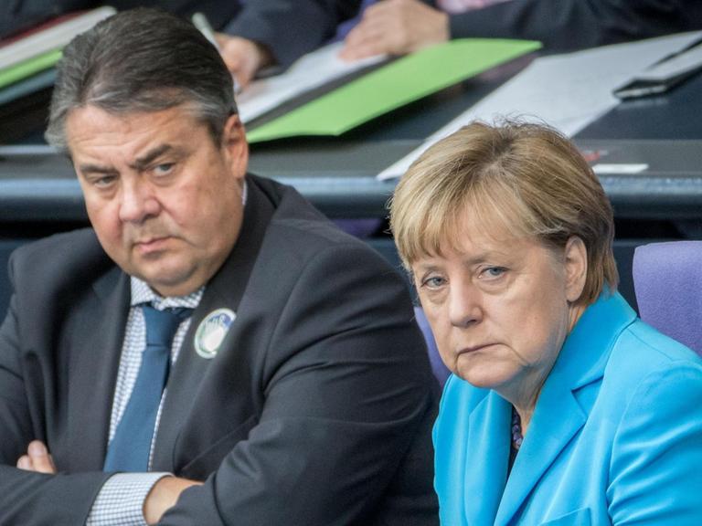 Bundeskanzlerin Angela Merkel (CDU) und Vizekanzler Sigmar Gabriel (SPD) im Bundestag.