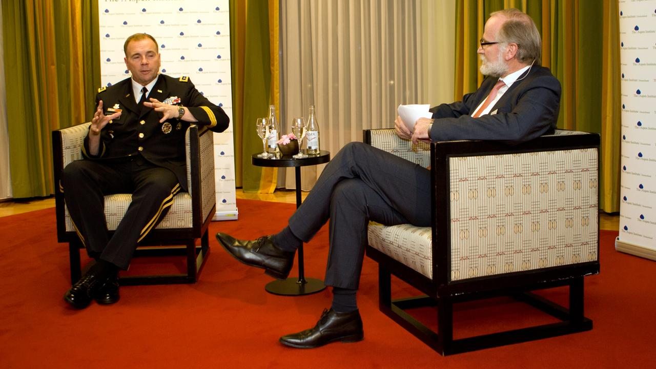 Lieutenant General Ben Hodges im Gespräch mit Burkhard Birke, aufgenommen im Regent Hotel Berlin bei "Tacheles - das Aspen Forum" am 3.2.2015