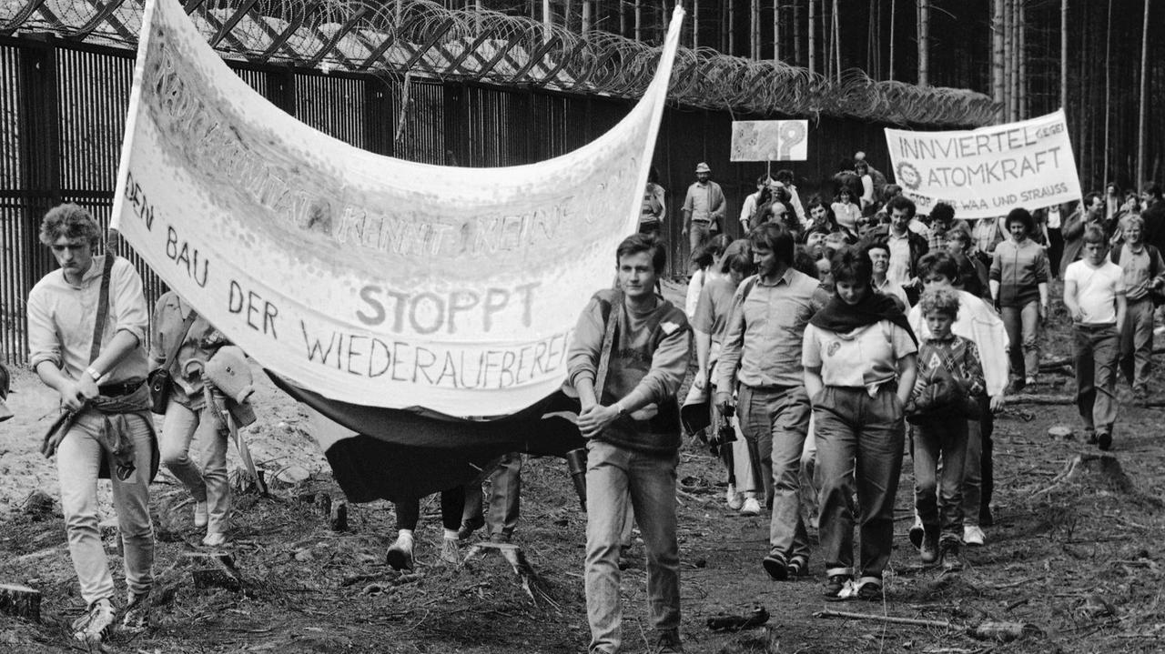 Protestierende gegen die atomare Wiederaufbereitungsanlage in Wackersdorf halten am 18. Mai 1986 Banner hoch. 
