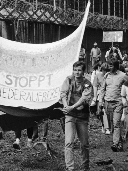 Protestierende gegen die atomare Wiederaufbereitungsanlage in Wackersdorf halten am 18. Mai 1986 Banner hoch.
