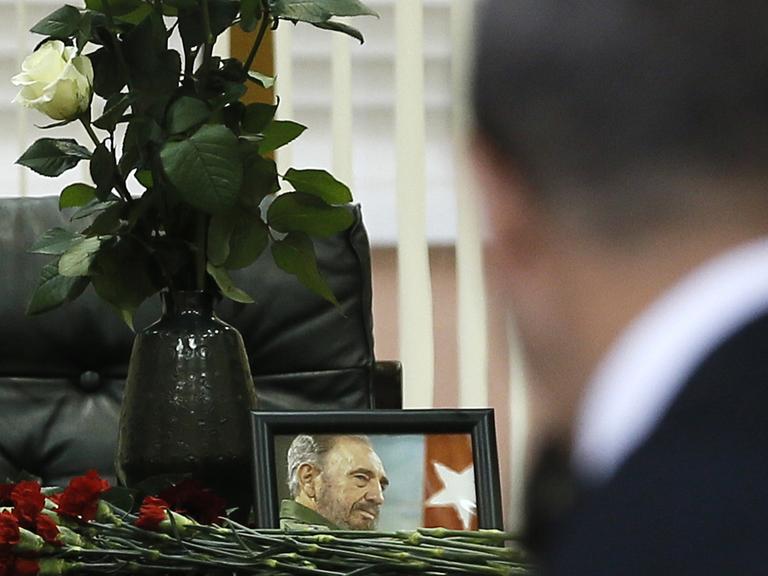 Blumen und ein Bild des verstorbenen kubanischen Revolutionsführers Fidel Castro in der kubanischen Botschaft in Moskau.