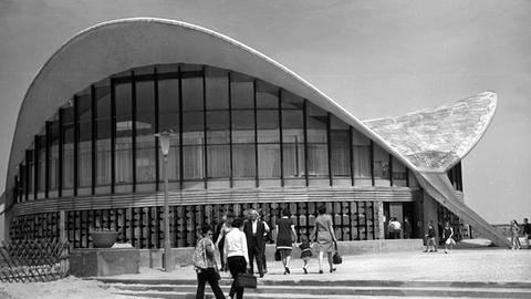 Das Restaurant Teepott und flanierende Passanten an der Strandpromenade Warnemünde 1973.