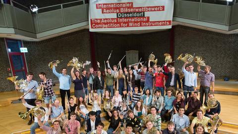 Gruppenfoto der Teilnehmer mit Instrumenten zu Beginn des Aeolus Wettbewerbes 2014