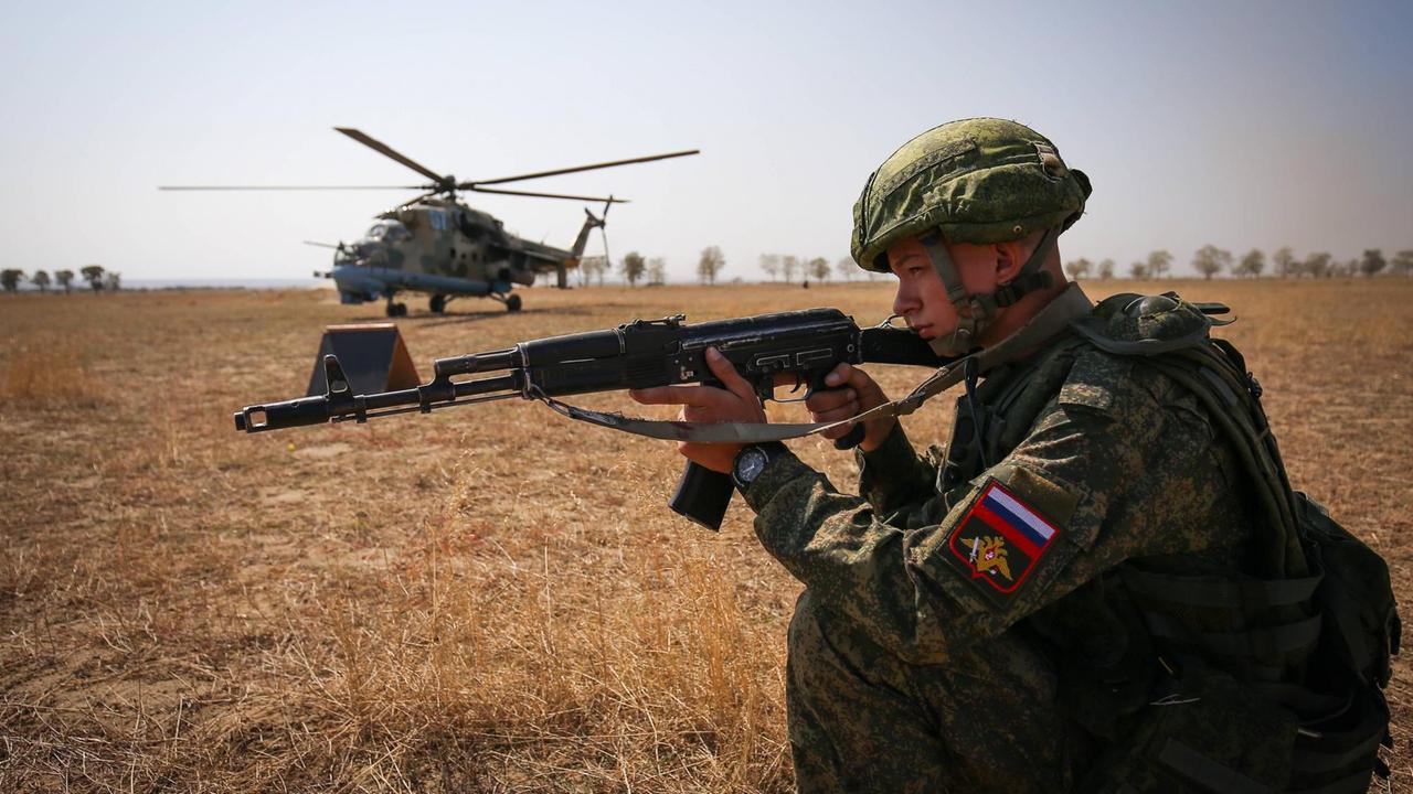 Ein Soldat während des Großmanövers von Russland und Weißrussland an der Ostflanke der EU.