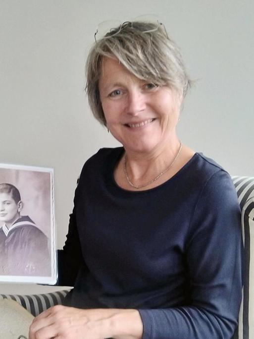 Friederike Fechner hält eine historische Fotografie von Carl Blach und seinen beiden Söhnen in ihren Händen.