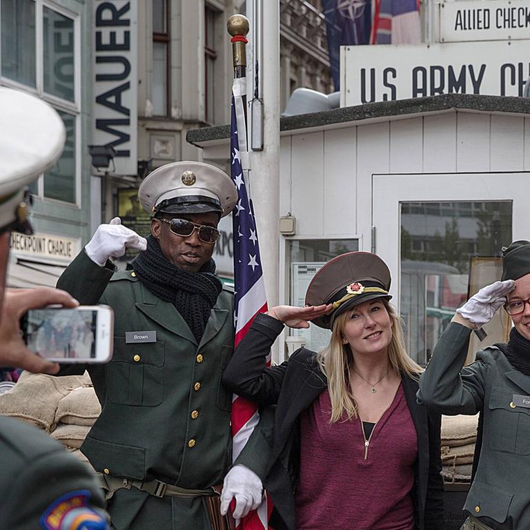 Touristen am Checkpoint Charlie in Berlin