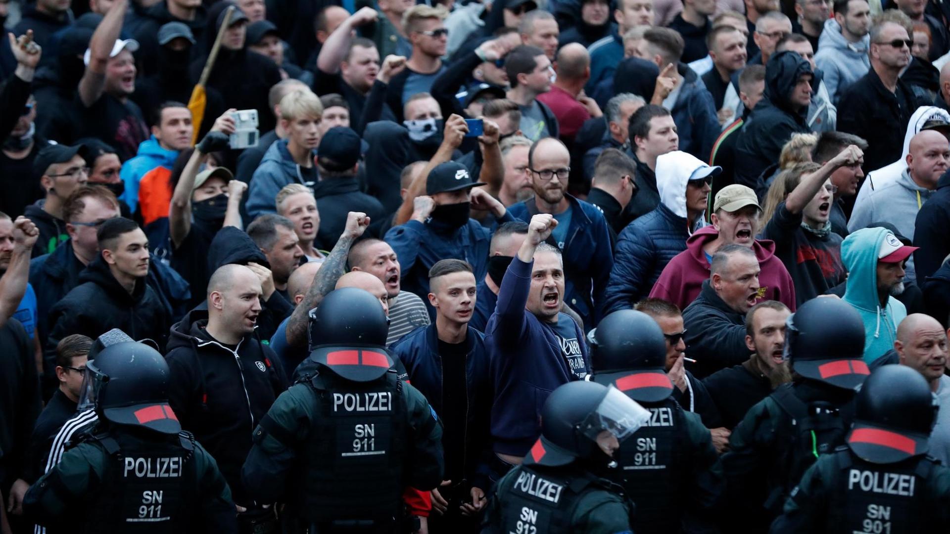 Demonstranten bei den Ausschreitungen in Chemnitz
