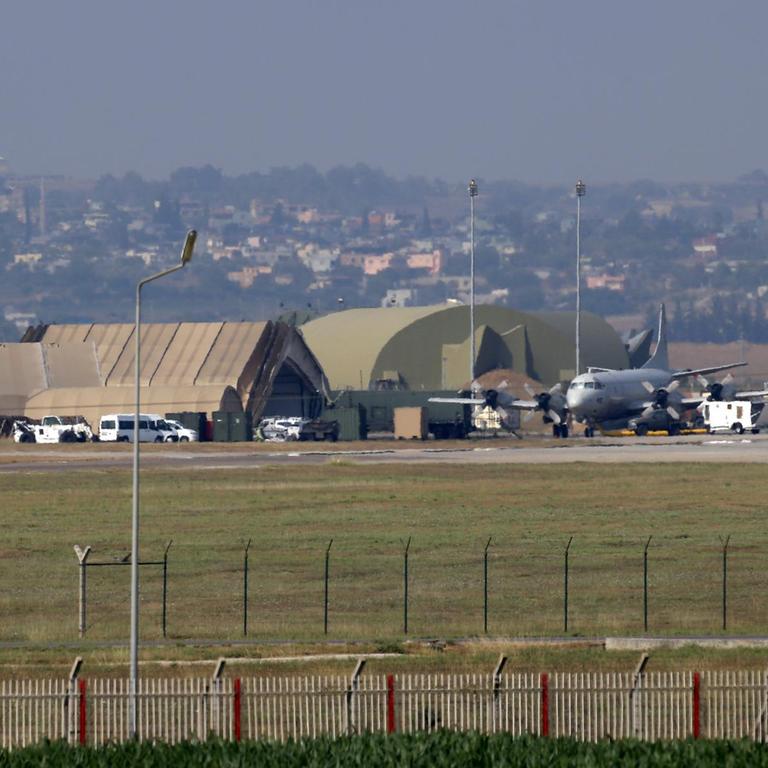 Der türkische Luftwaffenstützpunkt Incirlik nahe Adana aus der Ferne fotografiert. Man sieht Hangars und ein Flugzeug.