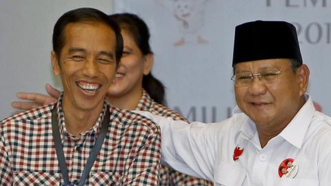 Die Kandidaten für die Präsidentschaftswahl in Indonesien am 9. Juli 2014: Joko Widodo (links) und Prabowo Subianto (rechts), aufgenommen am 1. Juni 2014.