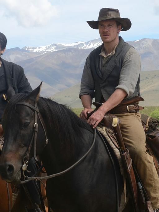 Jay Cavendish (Kodi Smit-McPhee) und Silas Selleck (Michael Fassbender) sind gemeinsam auf dem langen Weg nach Westen - eine Szene des Films "Slow West".